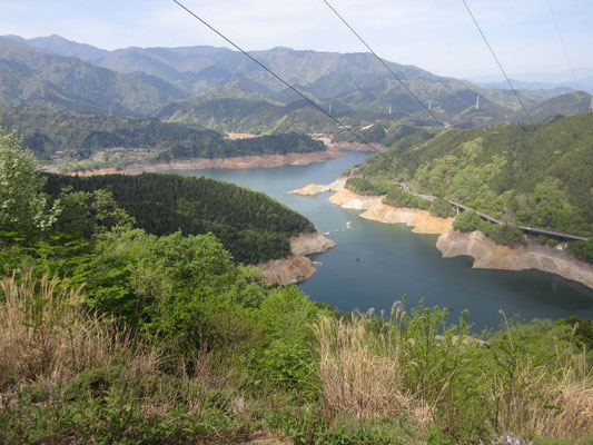 しばらく登ると宮ヶ瀬湖を見下ろす展望地へ 高圧鉄塔脇で見晴らしがいい やはり湖の水はかなり少ない この時期の縦走で渇水している宮ヶ瀬湖を見るのは初めてだろうか?