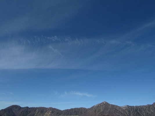 青空に刷毛で引いたような薄雲