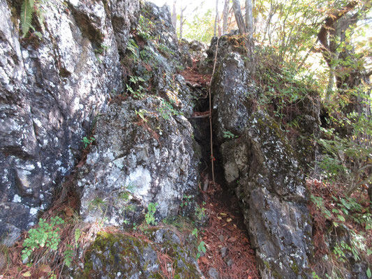 登り始めてすぐの岩場　たいした事はありません