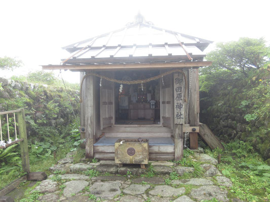まずは御田原神社にご挨拶をする