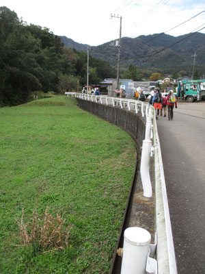 途中、きれいに草刈りした河原の空き地　手前の茶色い草はヒオウギの枯れたもの