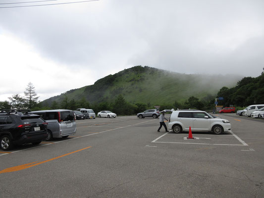 9時前のまだ空いていた八島湿原の駐車場　すでに誘導係の方が4、5人配置されていて、昼過ぎに戻った時には満車　さすが夏休み！