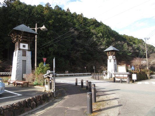 入口の鳳来寺バス停のある駐車場からの門前町1200ｍと境内の900ｍの石段を鳳来寺山表参道と呼ぶ