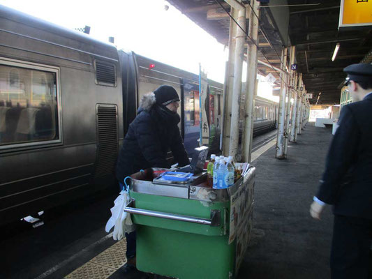 釧路駅での懐かしい駅弁売り　ここで駅弁を買って車内で食べるのが憧れでした