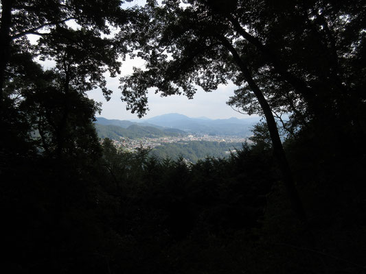 ゆっくりと休憩し、おいしいおやつもご馳走になり、集合写真も撮ってそろそろ下山　木の間から景色を楽しむ