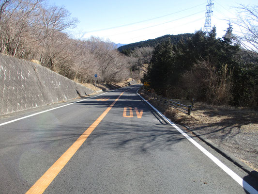 季節運行（初夏から秋）のバス停もある明神峠の県道147号