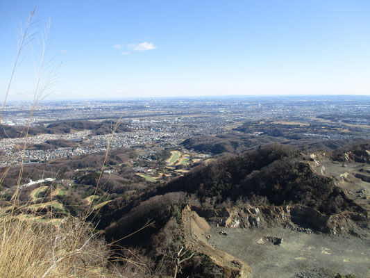 採石場を前景に都心の方