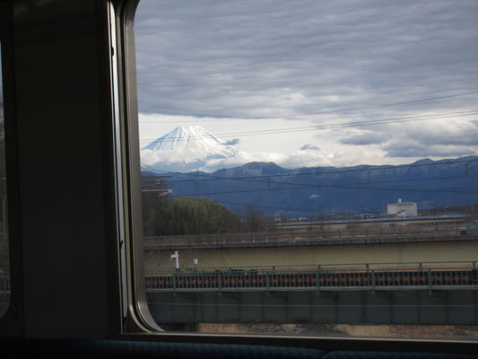 車中の人となり、白い富士山がお見送り〜　楽しい一日でした♡