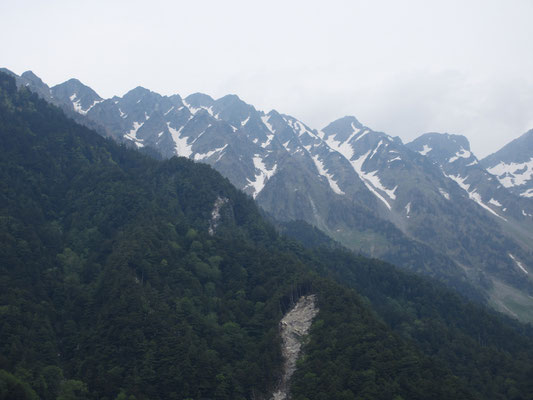 こちらは西穂高の稜線　西穂高まではピストンしたことがあるが、これだとどれが山頂だかわからない