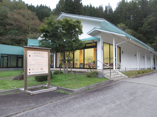 外から見る「ふるさとらんど小川」　薄暮のなか、照明の灯る会場