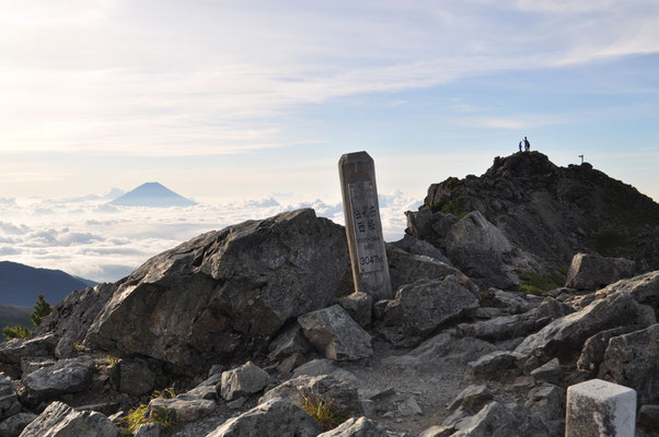 塩見岳山頂に到着！　西峰（3047ｍ）と東峰（3052ｍ）があります