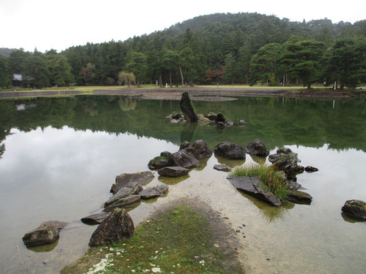 「出島石組と池中立石」