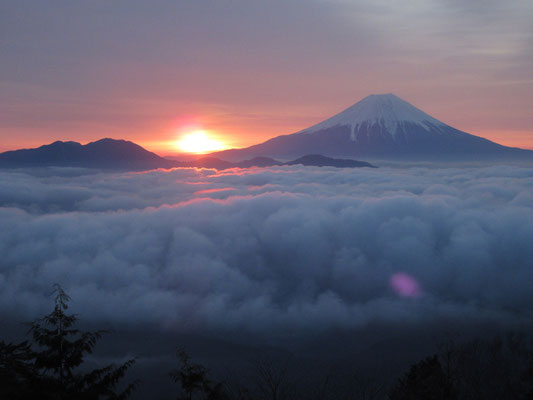 ご来光4　雲があり眩いばかりの〜ではなかったが、雲海が美しく赤に染まっていった