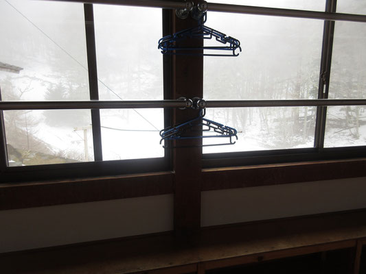 一息付いて外を見ると、なんと雪！　みぞれ！　晴れから曇、雷鳴にガス、そして雪まですべてが揃った一日