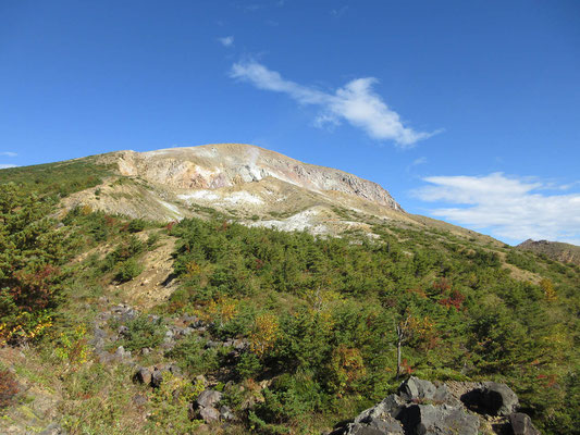 浄土平、一切経山の脇を抜けて登山道に進む