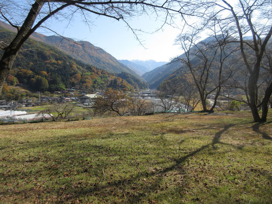 少し高台になっている大西公園から見る小渋川と赤石岳