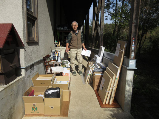 搬出は鈴木館長さんがすべて運び込むばかりまでに片付け、纏めてくださる　お手伝いをいくら申し入れても「私の楽しみを奪わないでください」と。。。