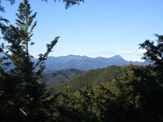 西側を覗くと、傾いだ三角錐・秩父の名峰　武甲山