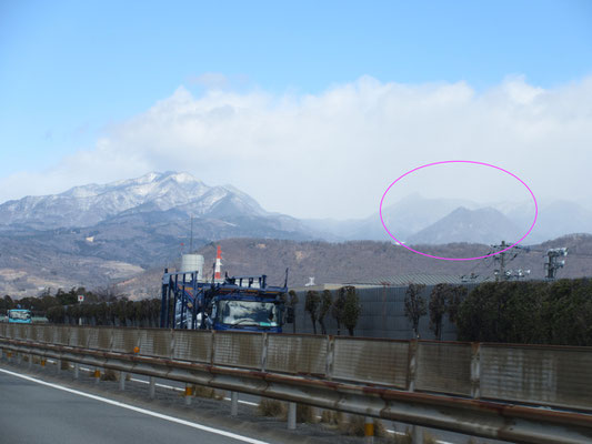 再び中央道にて移動　この前、韮崎駅からスケッチした茅ヶ岳が今日は雪化粧　右手には鼻曲山のシルエットの手前に黒っぽく見える山が…