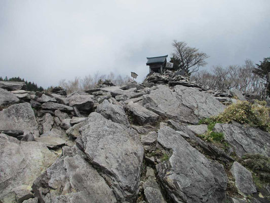 八海山神社　手前の岩盤がまるで「御神渡り」のように盛り上がり連なります　火山性の山であることが如実に感じられる箇所