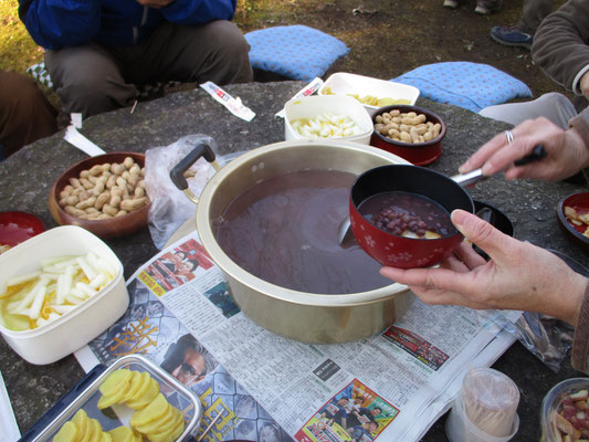 焼けたお餅を入れてお汁粉を注ぎ・・・絶品の美味しさ！　