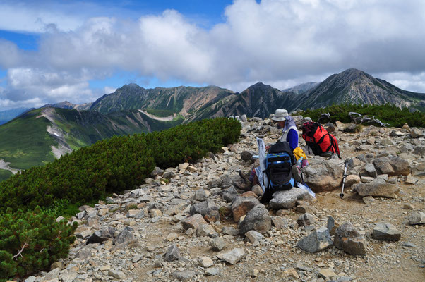 山頂で薬師岳方面をスケッチ