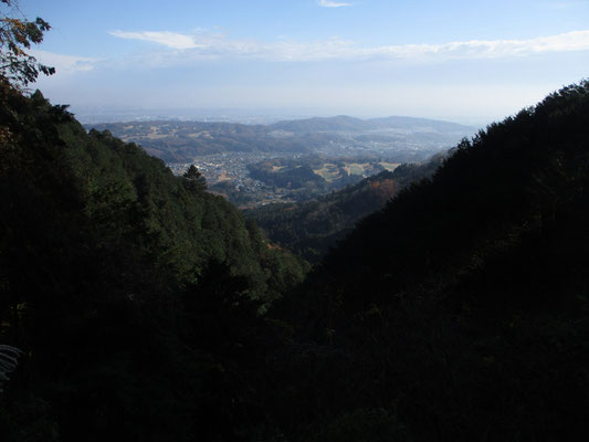 下界の荻野地区　遠くには厚木市街