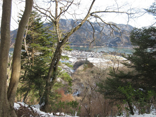 きっと大山当たりはハイカーがいっぱいだったはずだが、この小さな湖畔の山は貸し切り　人の足跡がまったくない雪を楽しめた