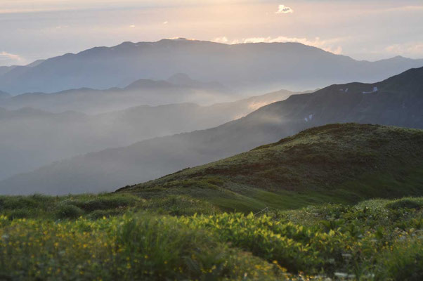 朝の光に煙る山並み 大日岳に向かう途中
