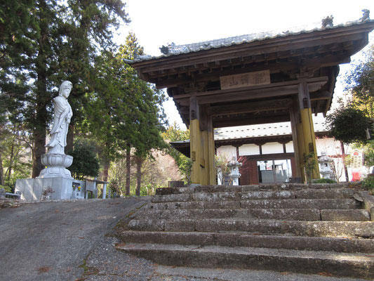 随分と立派なお寺で、慈悲観音様もいらっしゃる