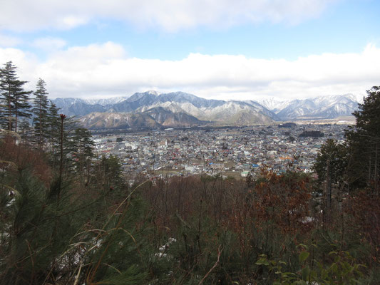 すぐに展望のよい場所に出るが、雲がまだ多い　見えるのは手前の鍬ノ峰　スケッチはあの山を描こうと、この段階では思う