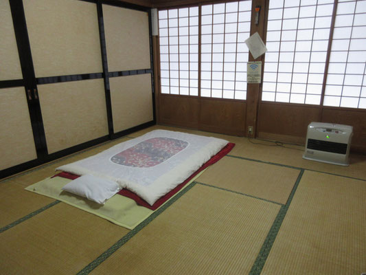 案内されてビックリ！　広い日本間に一人！
