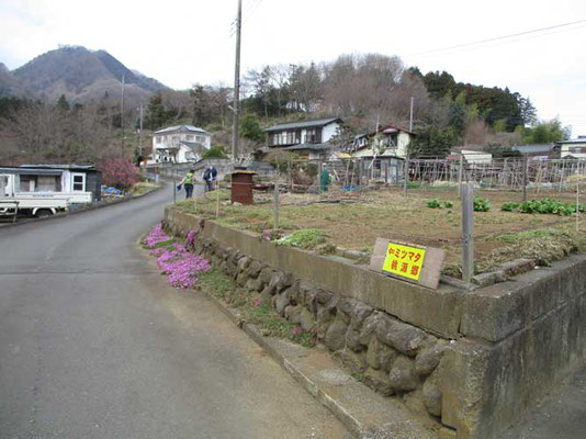 荻野地区の真弓川付近には道標もあります