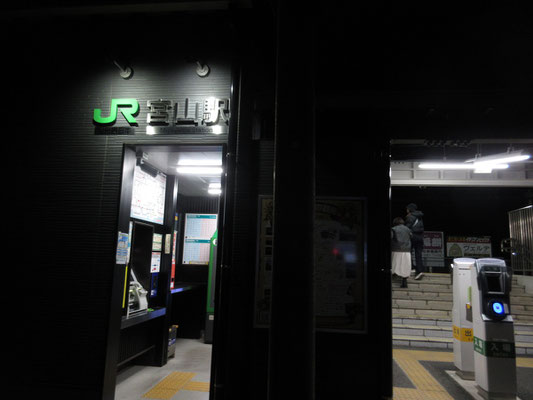 駅舎は今どき風に建て替えられているが、どこか寂しげな無人駅