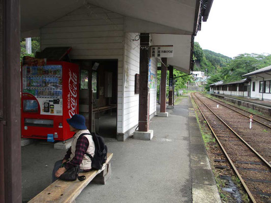 水沼駅ホームで駅前にやって来る代行バスを待っているおばあさん一人　