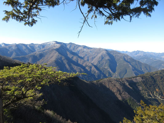 標高が上がった分、カッコよく眺められる和名倉山　北面はうっすら雪化粧している