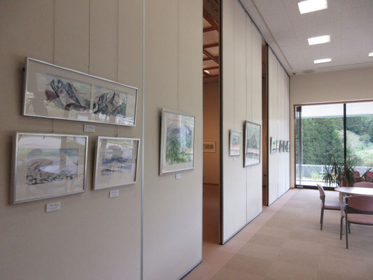 喫茶室の壁にも展示