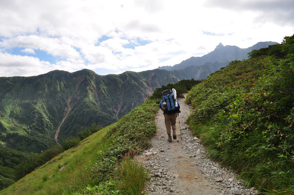 槍ヶ岳を正面に下山