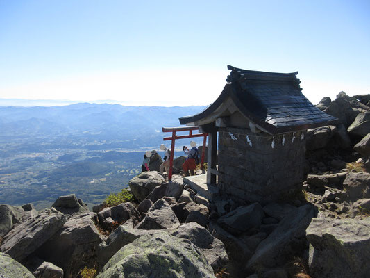 八甲田山方面に向かって建立されている奥宮に詣でる