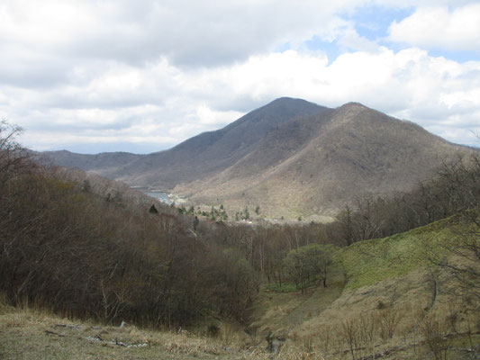 少し日差しが出てきて、向こうの黒檜山と駒ケ岳が明るく見える