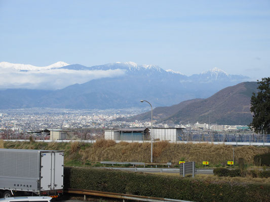 目を転じれば、甲斐駒ヶ岳の方まで見える