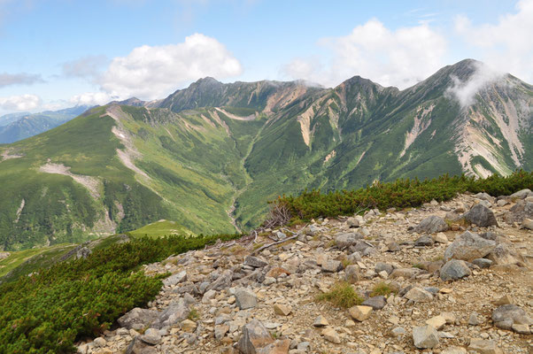 三俣蓮華岳の三角点より鷲羽岳・ワリモ岳・水晶岳、そして下に黒部源流、左の高台は雲ノ平と一望