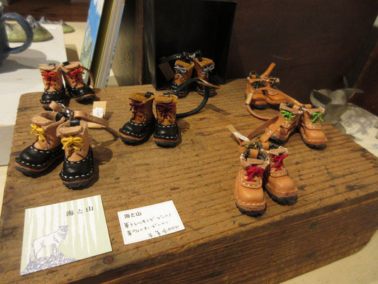 展示の様子5　精巧に出来ている革製登山靴のミニチュア