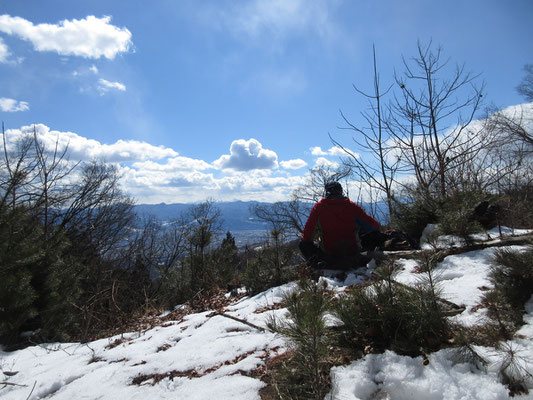 到着したピーク　まだ天狗山はかなり先だが、時間的にもお昼にしましょうと言うことで、休憩