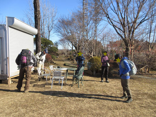 この日は沓掛館山に集合 平山坂上のバス停近く、「みんなの森」とか言うサバイバルゲームフィールドの入り口脇からの登山口に向かう