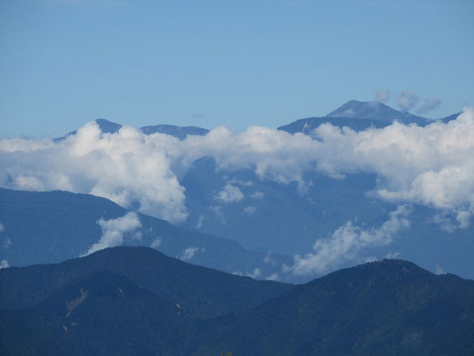 右の大きな高まりはどうやら聖岳のよう　とすると左手前は茶臼岳方面か？