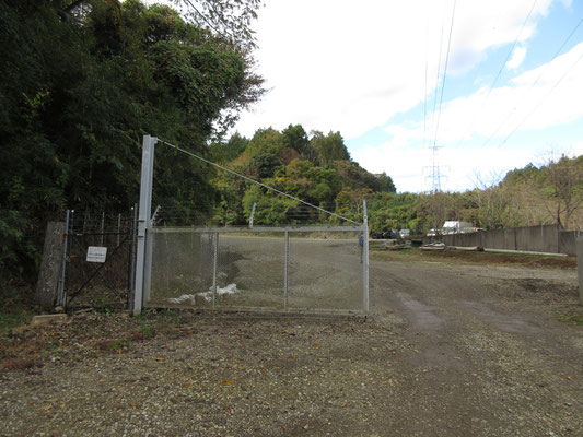 当日の登山口は神奈中バス「平山坂上」から奥の「みんなの森」とか言う施設から入る