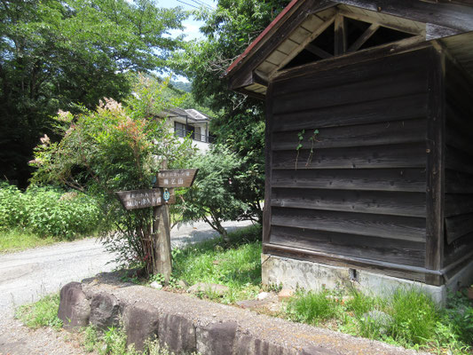 下の町に出たところ