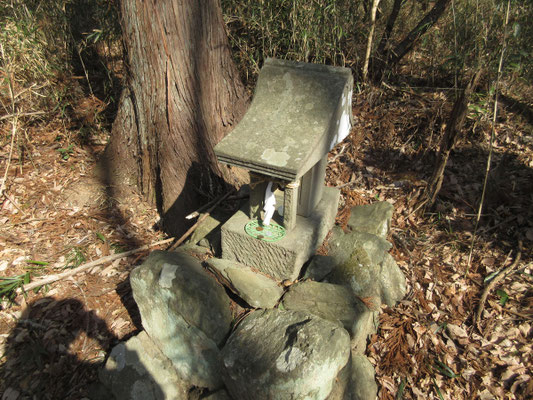 地元の人たちが大切に守っているのがわかる山の神