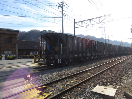 ホッパ車というらしい　横浜市内の路線で見るのは、ほとんどが石油用の貨車だが、こうした貨車は秩父らしい